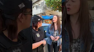 Esses policiais mexeram com a garota errada😱