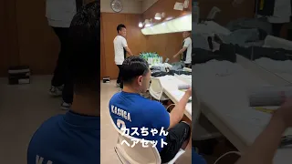 ヘアメイク中におどけるオードリー春日