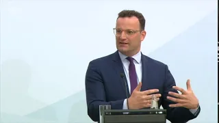 Jens Spahn im Poolbereich seiner mehrere-Millionen-Euro-Villa während der Einweihungsparty