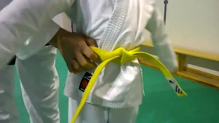 Karate - How to tie a karate belt