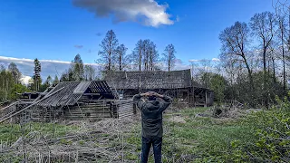 Этот огромный заброшенный деревенской дом стал нашим. Расчищаем огород. Пасха в деревне