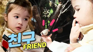 SUB) What happens when a 30-month-old baby Roa touches a bird at an indoor zoo in Korea?