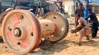 Hard Working Young Man Restoration Stone Crusher Machine-Jaw Crusher Hammer Bearing Replacement|