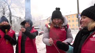 Волонтёры-медики поздравили старших коллег из моногоспиталя с Новым годом