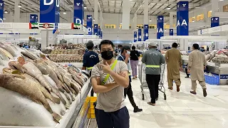 Phóng viên ngáo ngơ choáng váng đi chợ cá siêu to tại Dubai, chỉ có đàn ông bán hàng