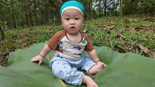 The good boy and his mother went to sell sugarcane along the road to make a living-Hoàng Phương