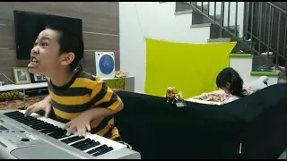 мальчик с ума сошел играет на пианино сумасшедший палец 5