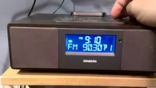 Overview of the Sangean WR-5 radio with iPod dock