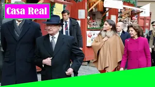 Los puestos navideños conquistan a don Felipe y doña Letizia antes de retomar su agend@