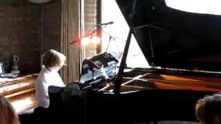 Laurens Kubinek speelt piano - Toccata Vivo en Autumn Glow van Martha Mier