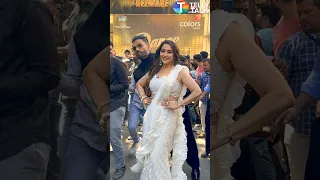 Madhuri Dixit REACTS as Suniel Shetty tries to photobomb her video 😂 #shorts #madhuridixit