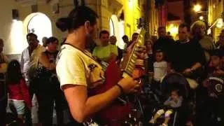 Marcello Calabrese - street guitarist plays "Comfortably Numb" for a huge audience