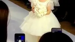 Дочка Пугачевой и Галкина на подиуме в свадебном платье