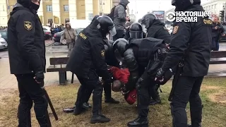 ОМОН в масках задерживает людей в центре Минска. Разгон акции протеста