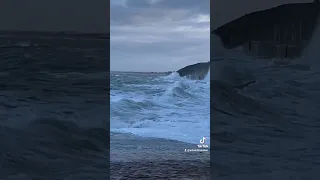 🌊 Avec les vents violents, de fortes vagues s'écrasent sur les littoraux 📅 date : 31/12/2023