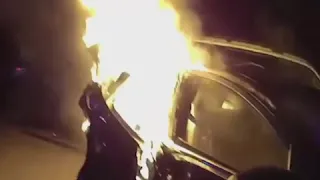 Полицейские спасли людей из горящих автомобилей
