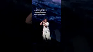 Lewis Capaldi Struggles His Tourettes Live On Stage/ Fans Help Finishing The Song