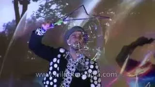 A magical bubble show by the famous Samsam Bubbleman : Delhi