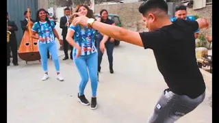 jovencita llega a la fiesta y guarda su mochila y demuestra como se baila nuestro huaylash