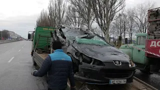 В Днепре на Запорожском шоссе Peugeot влетел в грузовики с дровами: один из них перевернулся на бок