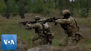 Ukrainian Soldiers Train Near Belarus Border | VOA News