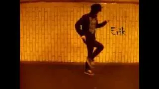 Эмо бой танцует