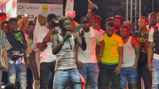 Shatta Wale stops fun from stealing his Bandana in Nima- calls Addiself, Dipotee 2 come home n chill