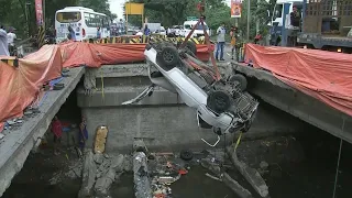 2 kotse, halos magkasunod na nahulog mula sa tulay; 1 patay | 24 Oras