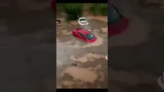 в Италии огромный град сильный ветер и наводнение !