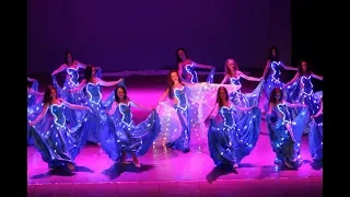 Красивый  восточный  танец с огоньками  Beautiful Oriental dance with lights