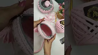Video tutorial on crocheting a round handbag with Flowers pattern #crochettutorial #crochetbag