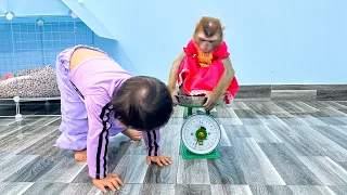 Mom checks the weight of Monkey Kaka + Diem and Quynh to make shirts
