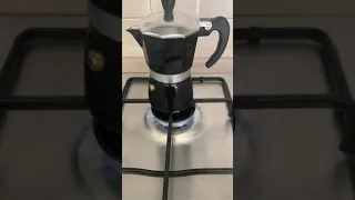 Esplosione caffettiera in diretta video incredibile