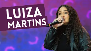 Luiza Martins canta "S de Saudade" no palco do Faustão