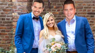 Andreas Gabalier lächelt bei der Hochzeit von Florian Silbereisen und Beatrice Egli.