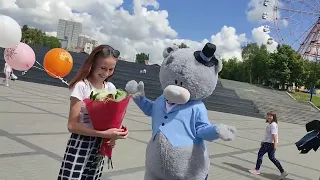 Мишка Тедди на Михайловской набережной в Новосибирске поздравил девочку с днем рождения