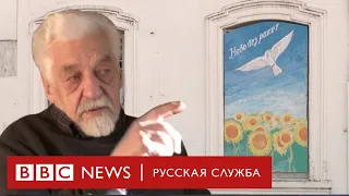 Пенсионер-художник рисует антивоенные плакаты на стенах домов. Зачем и что говорят местные жители?