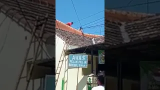 Viral video kesetrum membetulkan antena TV