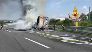 Parma, incendio sull'A1: camion a fuoco nell'autostrada, traffico in tilt per ore