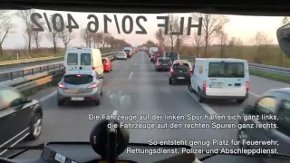 La discipline incroyable des allemands au passage des pompiers !