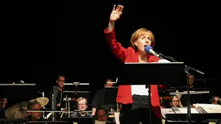 Großer Zapfenstreich: Angela Merkel singt mit der NDR BIG BAND: Für mich soll`s rote Rosen regnen