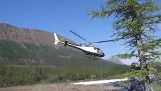 Плато Путорана. Пролёт вертолёта в каньоне над водопадом.