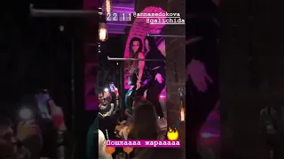 Седокова сплясала на столе в баре LA Story bar-shop-lub