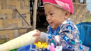 It was a beautiful day for Yen Nhi and her mother to dig bamboo shoots together in the deep forest