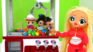 Мир LoL — Кукла ЛОЛ мальчик работает на детской площадке — Игры для самых маленьких с куклами