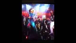 Justin bieber shuffling with LMFAO 2011 AMAs