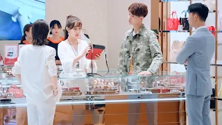 Leader looked down on girl's taste but the bag she chose was sold out instantly!