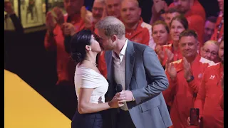 Cute: Harry & Meghan kiss while switching for speeches