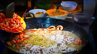 You MUST TRY this famous Charcoal Fried Hokkien Mee in Singapore Hawker Street Food