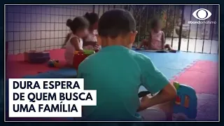 Mais de 4 mil crianças aguardam pela adoção no Brasil | Bora Brasil